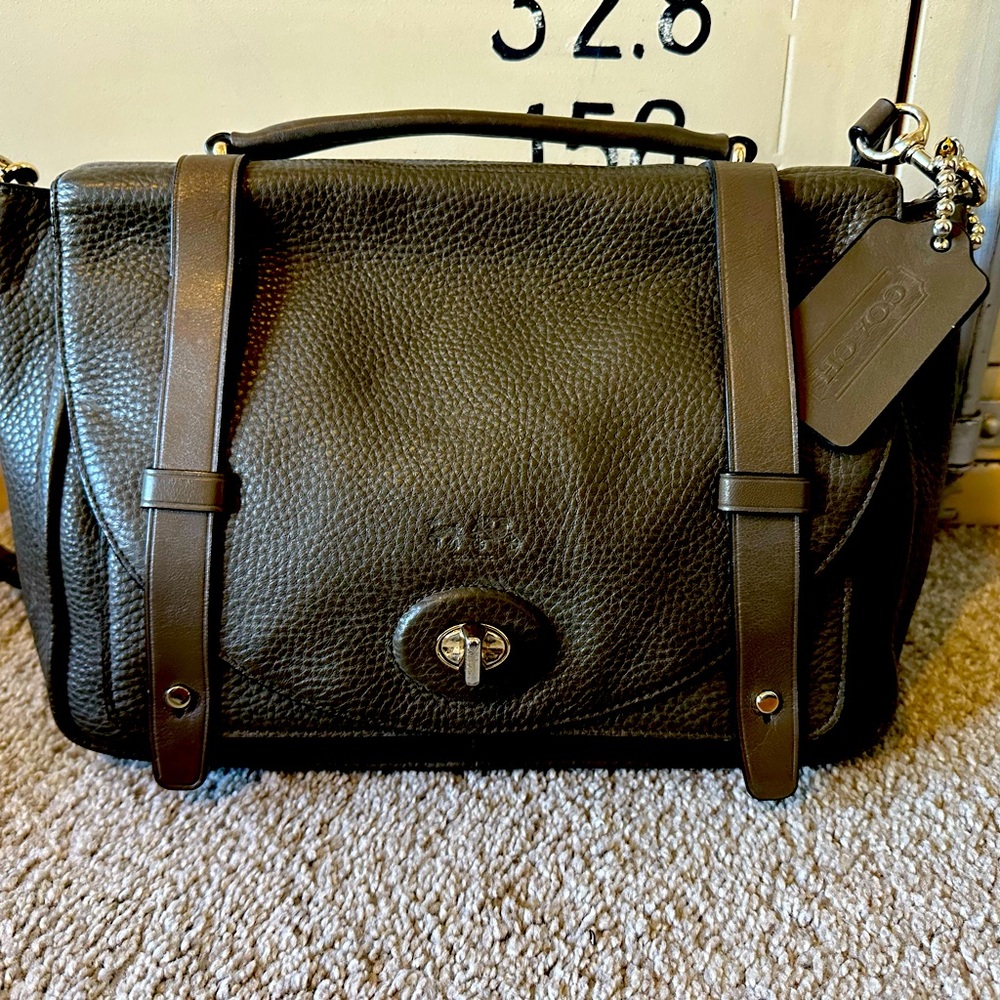AUTHENTIC: Coach olive green soft leather messenger bag. 🫒 Perfect for fall! 🍃